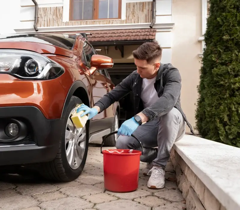 Lavage auto à domicile Villelaure : professionnel intervenant sur un véhicule